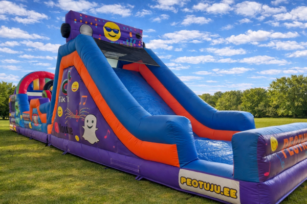 TikTok Jump Arena takistusrada liumägi külgvaates